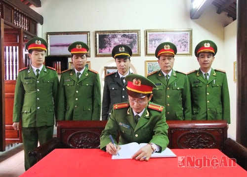 Công an huyện Quỳ Hợp dâng hương tưởng niệm cố Bộ trưởng Trần Quốc Hoàn