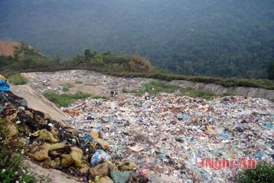 Khói đốt rác "bao vây" Noọng Dẻ