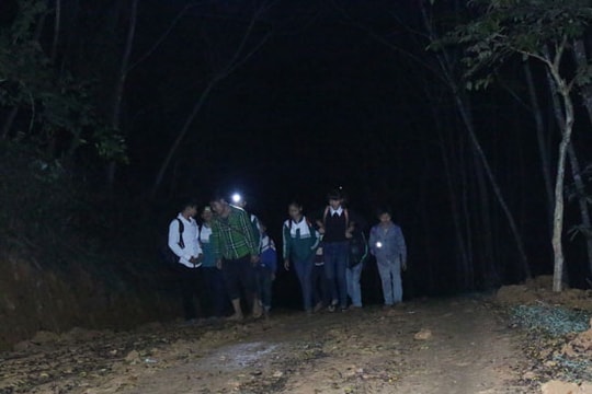 Học sinh soi đèn, vượt đèo, lội suối đến trường