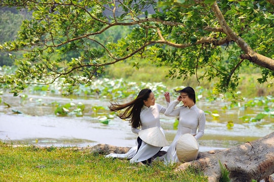 Trầm tư và sâu lắng cùng tà áo dài trắng