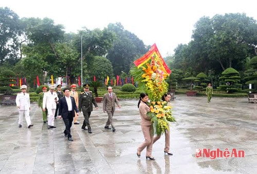 Lãnh đạo Bộ Công an và tỉnh dâng hoa báo công với Bác