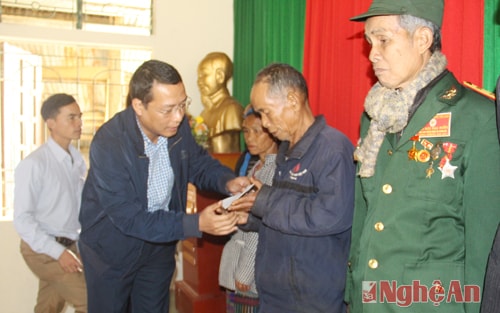 Sở GT-VT trao 95 suất quà và hơn 147 triệu đồng cho hộ nghèo Keng Đu