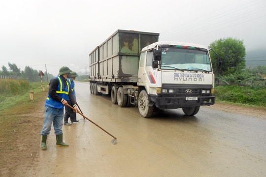 Gỗ dăm rơi vãi trên đường tỉnh lộ 536.