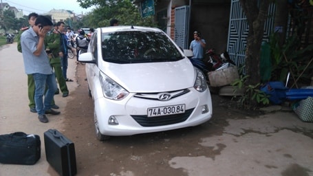 Gõ cửa ôtô, cướp túi tiền hàng trăm triệu trên ghế lái phụ