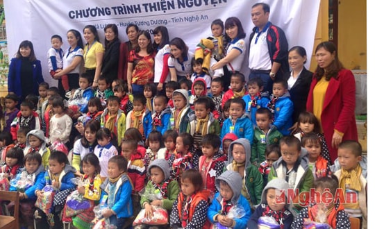 Câu lạc bộ Future for kids (TP Vinh) tặng quà trẻ em xã Xá Lượng (Tương Dương)