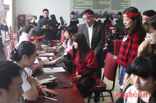 Hàng ngàn người tham gia ngày "Chủ nhật đỏ"