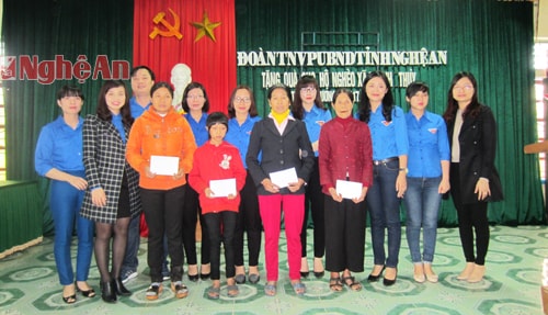 Tặng quà hộ nghèo xã Thanh Thủy (Thanh Chương)