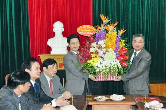 Trao Quyết định điều động, bố trí Trưởng ban Dân vận Tỉnh ủy Nghệ An