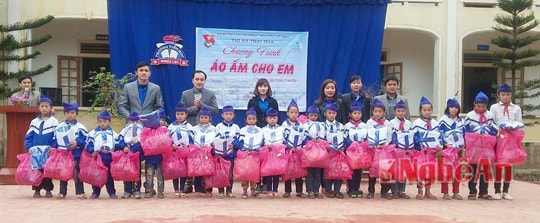 Tặng 106 suất quà "Áo ấm cho em" cho học sinh Nghĩa Lạc (Nghĩa Đàn)