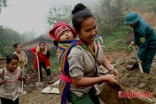 Phụ nữ Mông Nghệ An địu con làm đường nông thôn mới trong giá rét