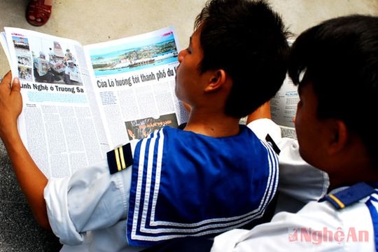 Đảo xa - đất liền cùng thi đua