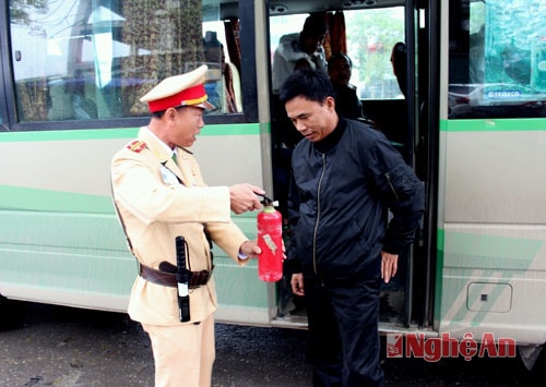 Nghệ An chưa xử phạt lỗi thiếu bình cứu hỏa trên xe ô tô