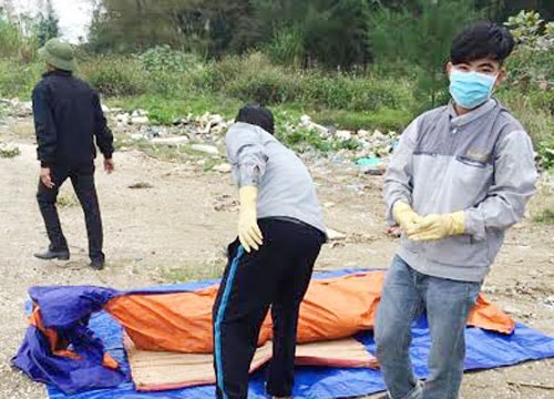 Người đàn ông lõa thể trôi dạt trên biển