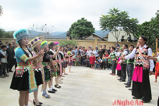 Quế Phong gặp mặt già làng, trưởng bản