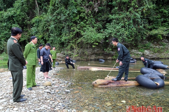 Lâm tặc dùng xăm ô tô làm phao tuồn gỗ về xuôi