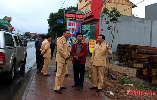 Tình trạng lấn chiếm hành lang ATGT vẫn tiếp diễn ở TX Hoàng Mai