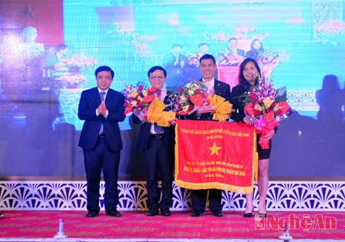 Cty CP Sài Gòn Kim Liên đón nhận Cờ thi đua của Chính phủ