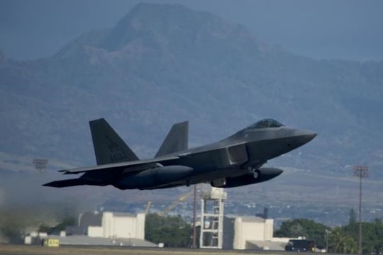 Mỹ triển khai 14 máy bay tiêm kích tàng hình F-22 tới Nhật Bản