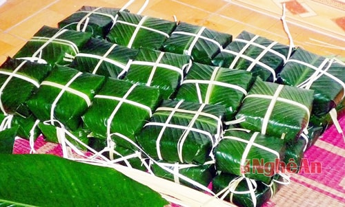 Sinh viên bán ve chai, gói bánh chưng Tết tặng trẻ em nghèo vạn chài