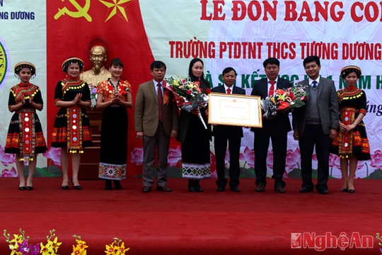 Trường PTDTNT THCS Tương Dương đón nhận danh hiệu đạt chuẩn quốc gia