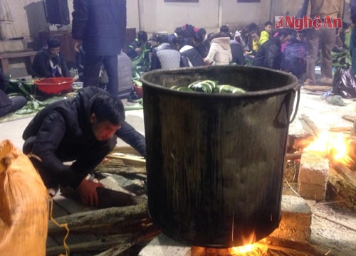 Thanh niên gói 1000 bánh chưng tặng người nghèo vùng băng tuyết