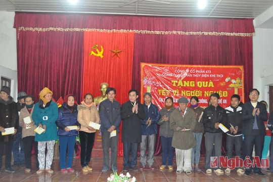 Công ty CP Giao thông 473 tặng quà người nghèo xã Lạng Khê (Con Cuông)
