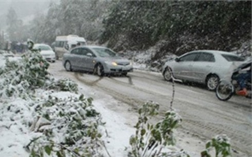 Lái xe cần lưu ý điều gì khi đi trên đường băng tuyết ?