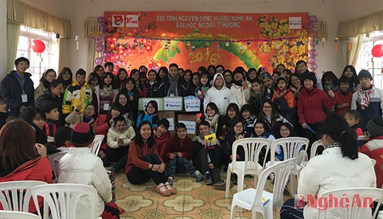 Sinh viên Nghệ An làm tình nguyện trong rét buốt ở thủ đô Hà Nội