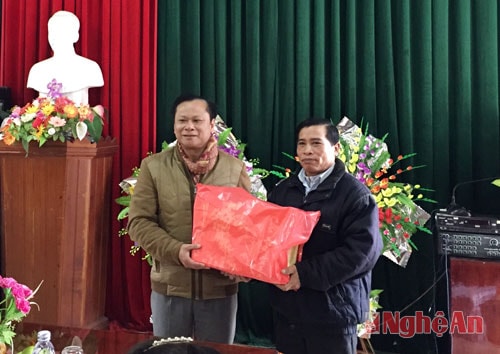 Huyện Sầm Tớ chúc tết huyện Quế Phong