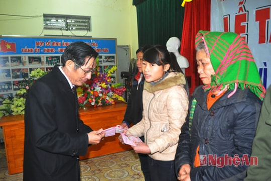 Công ty CP Trung Đô tặng 100 suất quà cho hộ nghèo Quế Phong