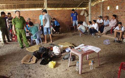 Đột kích trường gà, 36 con bạc đang say sưa sát phạt