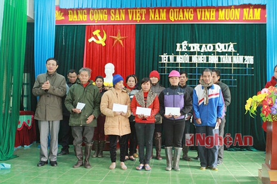 Cơ quan Đảng ủy Khối CCQ tỉnh tặng quà tết tại Tân Kỳ