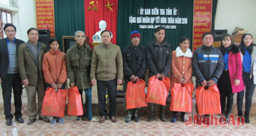 Ủy ban kiểm tra Tỉnh ủy tặng quà Tết tại Tương Dương