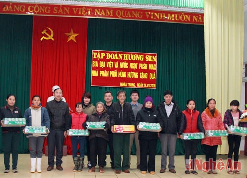 Bia Đại Việt trao 100 suất quà hộ nghèo xã Nghĩa Đàn