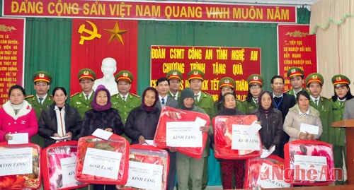 Phòng Cảnh sát môi trường tặng quà hộ nghèo xã Tam Quang (Tương Dương)