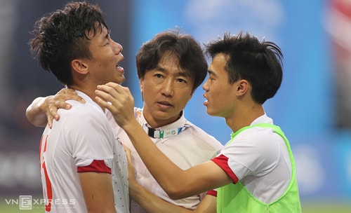 Tuyển thủ Việt Nam tiếc nuối khi Miura bị sa thải