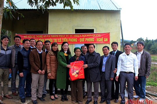 Sở Nội vụ tặng quà Tết cho hộ nghèo xã Tiền phong, Quế Phong