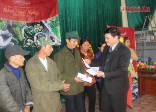 Báo Nghệ An và Tập đoàn Khách sạn Mường Thanh trao quà Tết tại xã Quỳnh Thạch (Quỳnh Lưu)