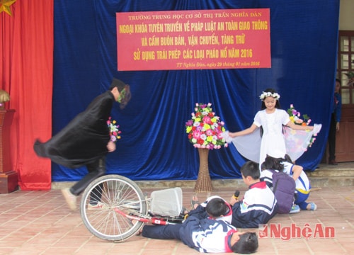 Hơn 500 học sinh được tuyên truyền luật ATGT, phòng chống pháo nổ