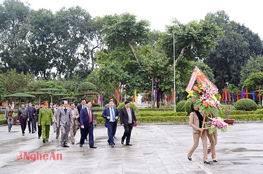 Ủy viên Bộ Chính trị Vương Đình Huệ dâng hoa tại Khu di tích Kim Liên