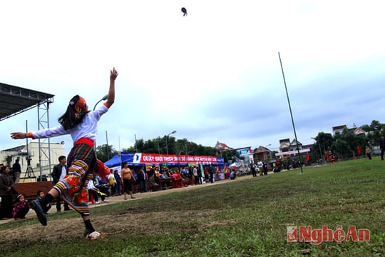 Nam thanh nữ tú miền Tây xứ Nghệ trổ tài đi cà kheo, ném còn