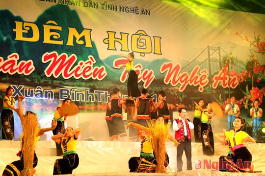 Rộn ràng đêm hội sắc xuân miền Tây