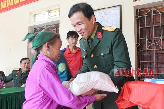 Các đơn vị, địa phương, doanh nghiệp tặng quà Tết cho hộ nghèo