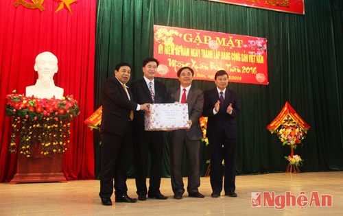 Chăm lo cho đồng bào vui Tết, đón xuân