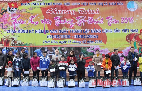 Các cơ quan, đơn vị, doanh nghiệp trao quà Tết cho hộ nghèo