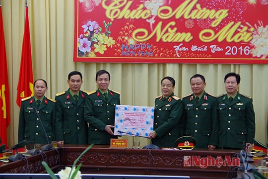 Thứ trưởng Bộ Quốc phòng chúc Tết Bộ CHQS tỉnh