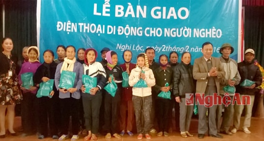 Các cơ quan, đơn vị, doanh nghiệp trao quà Tết cho hộ nghèo