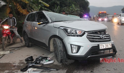 Húc rơ móc, xe con bẹp dúm, 3 người nguy kịch