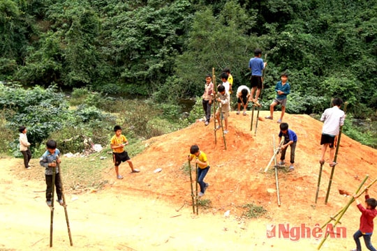 Trẻ em dân tộc Mông Nghệ An làm xiếc với cà kheo ngày Tết