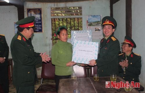 Đoàn Kinh tế - Quốc phòng 4 tặng quà 80 gia đình chính sách, hộ nghèo